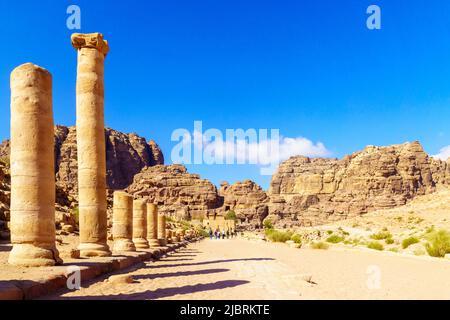 Petra, Jordanien - 23. Oktober 2021: Blick auf den Cardo, mit Besuchern, in der alten nabatäischen Stadt Petra, Südjordanien Stockfoto