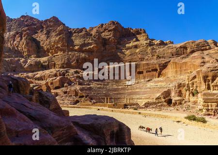 Petra, Jordanien - 23. Oktober 2021: Blick auf das Theater, mit Besuchern, in der alten nabatäischen Stadt Petra, Südjordanland Stockfoto