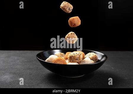 Fliegende Stücke japanischer Dessert-Mochi. Japanisches Eis Mochi in Reiskeig. Stockfoto