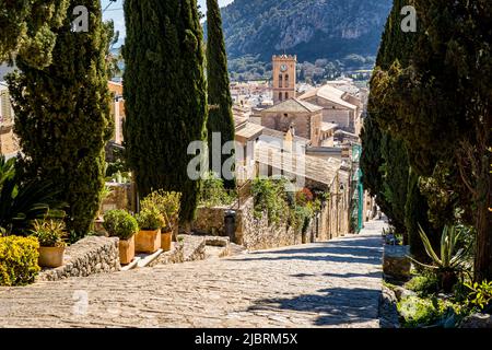 Treppe der Touristenattraktion Calvari Treppe in der Altstadt von Pollença mit Blick über die Dächer auf den Turm der Kirche Santa Maria dels Àngels. Stockfoto