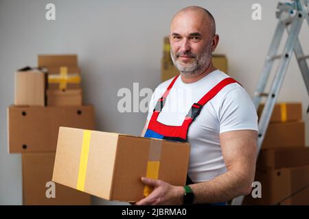 Mann im mittleren Alter in uniformem Karton, Porträt Stockfoto