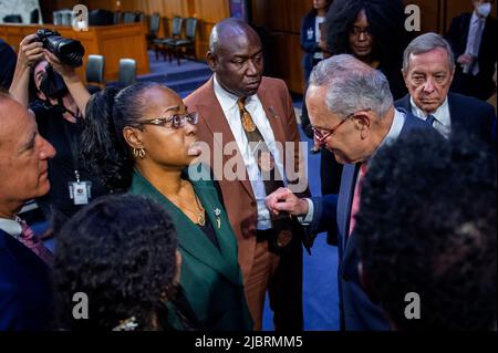 Washington, Vereinigte Staaten Von Amerika. 07.. Juni 2022. Kimberly Salter, links, Ehefrau des Tops Security Guard Aaron Salter, Jr., der in Buffalo, New York, starb, bittet den Massenschießanführer des US-Senats, Chuck Schumer (Demokrat von New York), rechts, „etwas zu tun“, Nach einer Anhörung des Senatsausschusses zur Untersuchung der Bedrohung durch den inländischen Terrorismus nach dem Angriff von Buffalo im Hart Senate Office Building in Washington, DC, Dienstag, den 7. Juni 2022. Quelle: Rod Lampey/CNP/Sipa USA Quelle: SIPA USA/Alamy Live News Stockfoto