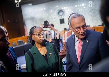 Washington, Vereinigte Staaten Von Amerika. 07.. Juni 2022. Kimberly Salter, links, Ehefrau des Tops Security Guard Aaron Salter, Jr., der in Buffalo, New York, starb, bittet den Massenschießanführer des US-Senats, Chuck Schumer (Demokrat von New York), rechts, „etwas zu tun“, Nach einer Anhörung des Senatsausschusses zur Untersuchung der Bedrohung durch den inländischen Terrorismus nach dem Angriff von Buffalo im Hart Senate Office Building in Washington, DC, Dienstag, den 7. Juni 2022. Quelle: Rod Lampey/CNP/Sipa USA Quelle: SIPA USA/Alamy Live News Stockfoto