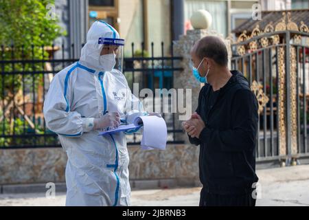 XILINGOL LEAGUE, CHINA - 8. JUNI 2022 - Polizeibeamte an der Grenzkontrollstelle für ein- und Ausreise sind an einem Nukleinsäuredetektionspunkt in Xilin im Einsatz Stockfoto