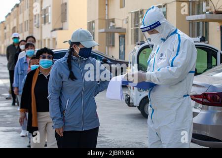 XILINGOL LEAGUE, CHINA - 8. JUNI 2022 - Polizeibeamte an der Grenzkontrollstelle für ein- und Ausreise sind an einem Nukleinsäuredetektionspunkt in Xilin im Einsatz Stockfoto