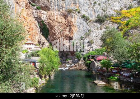 Blagaj Open-Air-Restaurant am Ufer des Flusses Buna in Bosnien und Herzegowina Stockfoto