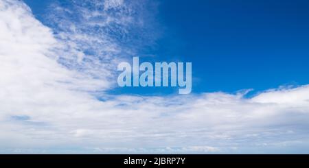 Weiße Wolken sind in tiefblauem Himmel, natürliche Hintergrund Foto Textur Stockfoto