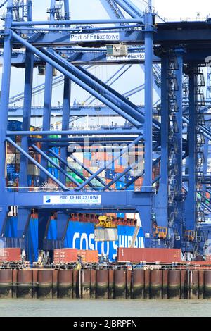 Das Containerschiff CSCL Uranus dockte im Hafen von Felixstowe Suffolk UK an Stockfoto