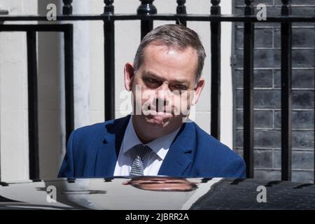 London, Großbritannien. 08.. Juni 2022. Der Staatsminister (Minister ohne Portfolio) im Kabinett Nigel Adams verlässt die Downing Street vor der Fragestunde im Unterhaus. Quelle: Wiktor Szymanowicz/Alamy Live News Stockfoto