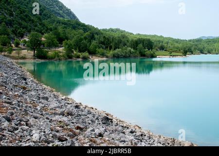 Der See Castel San Vincenzo, ein künstlicher türkisfarbener See, der Teil der Oase Mainarde im Nationalpark der Abruzzen, Latium und Molise ist. Stockfoto