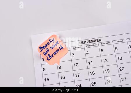 Beauty will Save the World Slogan auf dem september-Kalender. Isoliert auf weißem Hintergrund. Stockfoto