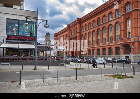 BERLIN, DEUTSCHLAND - CA. APRIL 2022: U-Bahn-Station Alexanderplatz und Rotes Rathaus in Berlin. Stockfoto