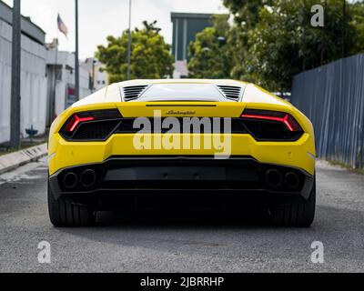 Banana Yellow Lamborghini Huracan hinter der Garage Stockfoto