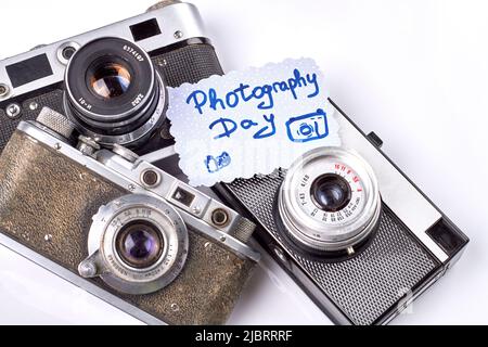 Nahaufnahme von Fotokameras, die auf weißem Hintergrund isoliert sind. Draufsicht verschiedene Kameras. Stockfoto