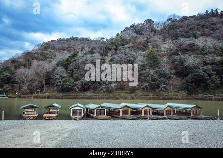 Panoramablick auf den Fluss des Bootes im Kyoto Park Stockfoto