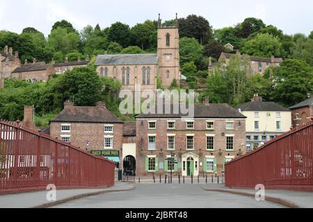 The Iron Bridge, Telford, Shropshire, Großbritannien - Touristenattraktion. Tontine Hotel / Eley Famous Port Pies. Stockfoto