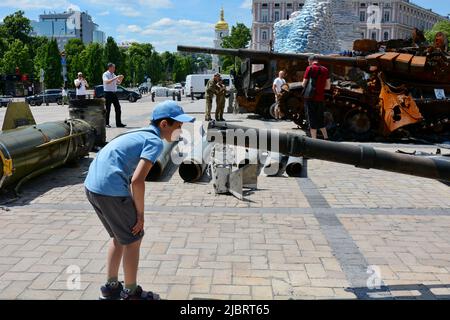 Kiew, Ukraine. 07.. Juni 2022. Der Junge untersucht die Waffe des zerstörten russischen Panzerfahrzeugs, das im Zentrum von Kiew ausgestellt ist. In der ukrainischen Hauptstadt wird eine Ausstellung verbrannter russischer Panzer und anderer gepanzerter Fahrzeuge fortgesetzt, um die Aufmerksamkeit auf den Krieg in anderen Teilen des Landes zu lenken. Kredit: SOPA Images Limited/Alamy Live Nachrichten Stockfoto