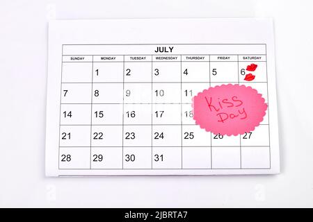 Juli 6 im Kalender für die Feier Kuss Tag Draufsicht markiert. Isoliert auf weißem Hintergrund. Stockfoto