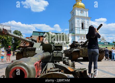 Kiew, Ukraine. 07.. Juni 2022. Das Mädchen fotografiert zerstörte russische Militärausrüstung, die im Zentrum von Kiew ausgestellt ist. In der ukrainischen Hauptstadt wird eine Ausstellung verbrannter russischer Panzer und anderer gepanzerter Fahrzeuge fortgesetzt, um die Aufmerksamkeit auf den Krieg in anderen Teilen des Landes zu lenken. Kredit: SOPA Images Limited/Alamy Live Nachrichten Stockfoto