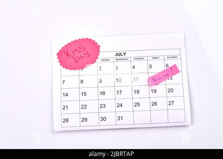 Juli-Kalender und Kiss Day Feier Konzept. Isoliert auf weißem Hintergrund. Stockfoto