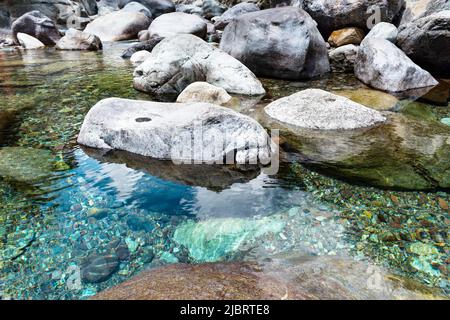 Christall klares Wasser eines Bergbaches auf Korsika glänzt türkis und in den natürlichen, von Felsen umgebenen Becken laden zum Schwimmen ein. Stockfoto