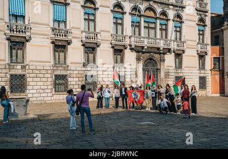 Venedig, Italien - 21. Mai 2022: Touristen, die Fotos von Mitgliedern der Partito Communista (Kommunistische Partei) machen, die das Freie Palästina auf dem Campo San Geremia unterstützen, haben aufgehört Stockfoto