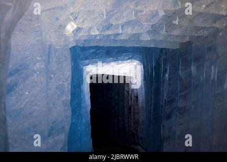 Eishöhle im rhonegletscher, Eiskorridor mit gefrorenen blauen Wänden. Stockfoto