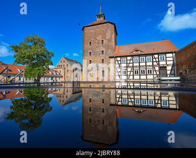 Beeskow, Deutschland. 02.. Juni 2022. Die Burg Beeskow, die 1316 erstmals urkundlich erwähnt wurde, spiegelt sich in einer Pfütze wider. 30 Jahre Kultur im oder-Spree-Kreis werden nun auf Schloss Beeskow groß gefeiert. Der mittelalterliche Komplex vereint ein Ensemble aus nun renovierten Gebäuden mit verschiedenen kulturellen Nutzungen: Modernes regionales Museum, historische Musikautomaten, Konzertsaal, Open-Air-Bühne, Künstlerwerkstätten. (To dpa 'How a medieval Castle complex been a cultural Center') Quelle: Patrick Pleul/dpa/Alamy Live News Stockfoto