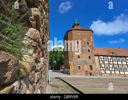 Beeskow, Deutschland. 02.. Juni 2022. Burg Beeskow, erstmals urkundlich erwähnt im Jahr 1316. 30 Jahre Kultur im oder-Spree-Kreis werden nun auf Schloss Beeskow groß gefeiert. Der mittelalterliche Komplex vereint ein Ensemble aus nun renovierten Gebäuden mit verschiedenen kulturellen Nutzungen: Modernes regionales Museum, historische Musikautomaten, Konzertsaal, Open-Air-Bühne, Künstlerwerkstätten. (To dpa 'How a medieval Castle complex been a cultural Center') Quelle: Patrick Pleul/dpa/Alamy Live News Stockfoto