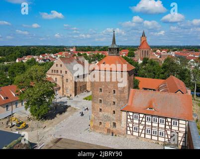 Beeskow, Deutschland. 02.. Juni 2022. Burg Beeskow, erstmals urkundlich erwähnt im Jahr 1316 (Luftaufnahme mit Drohne). 30 Jahre Kultur im oder-Spree-Kreis werden nun auf Schloss Beeskow groß gefeiert. Der mittelalterliche Komplex vereint ein Ensemble aus nun renovierten Gebäuden mit verschiedenen kulturellen Nutzungen: Modernes regionales Museum, historische Musikautomaten, Konzertsaal, Open-Air-Bühne, Künstlerwerkstätten. (To dpa 'How a medieval Castle complex been a cultural Center') Quelle: Patrick Pleul/dpa/Alamy Live News Stockfoto