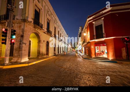 Mexiko, Bundesstaat Yucatan, Merida-Hauptstadt des Bundesstaates Yucatan, Nachtstraße Stockfoto