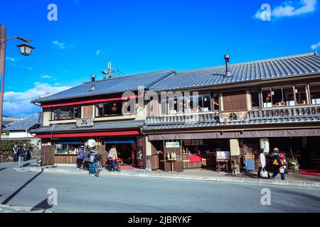 Blick auf das moderne Gebäude unter der Sonne im Arashiyama-Viertel in der Nähe des Bambuswaldes Stockfoto