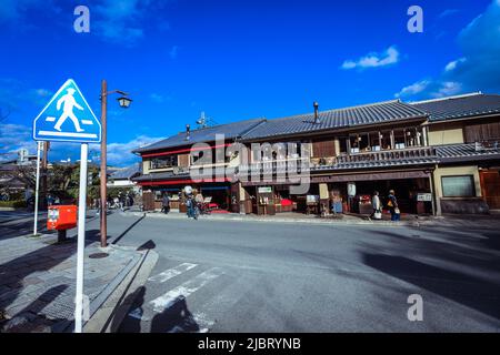 Blick auf das moderne Gebäude unter der Sonne im Arashiyama-Viertel in der Nähe des Bambuswaldes Stockfoto