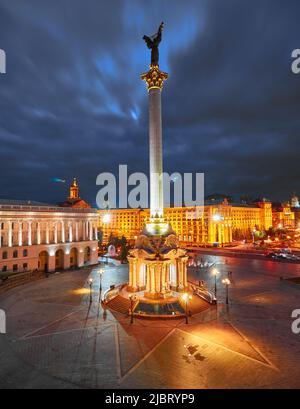 KIEW, UKRAINE, 06. September 2017: Nachtansicht des Unabhängigkeitsdenkmals auf dem Maidan Nezalezhnosti-Platz in Kiew, Ukraine Stockfoto