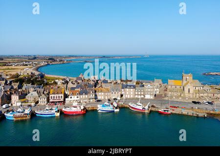 Frankreich, Manche, Cotentin, Barfleur, beschriftet mit Les Plus Beaux Villages de France (die schönsten Dörfer Frankreichs), Fischerei- und Strandhafen mit der Kirche Saint Nicolas, die zwischen dem 17.. Und 19.. Jahrhundert erbaut wurde, und dem Leuchtturm Gatteville im Hintergrund (Luftaufnahme) Stockfoto