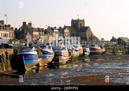 Frankreich, Manche, Cotentin, Barfleur, beschriftet Les Plus Beaux Villages de France (die schönsten Dörfer Frankreichs), Fischerei- und Strandhafen und Saint Nicolas Kirche gebaut von 17. Jahrhundert bis 19. Jahrhundert Stockfoto