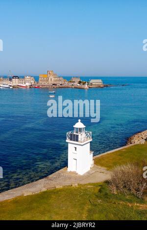 Frankreich, Manche, Cotentin, Barfleur, beschriftet Les Plus Beaux Villages de France (die schönsten Dörfer Frankreichs), Hafen für Angeln und Strandbesuche und Kirche Saint Nicolas, erbaut von 17.. Bis 19.. Jahrhundert (Luftaufnahme) Stockfoto