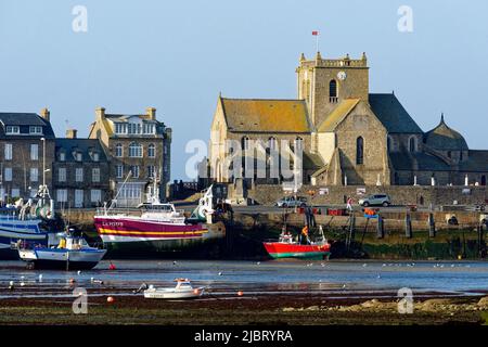 Frankreich, Manche, Cotentin, Barfleur, beschriftet Les Plus Beaux Villages de France (die schönsten Dörfer Frankreichs), Fischerei- und Strandhafen und Saint Nicolas Kirche gebaut von 17. Jahrhundert bis 19. Jahrhundert Stockfoto