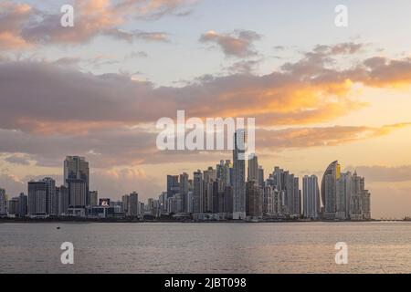 Panama, Panama City, Sonnenaufgang über der modernen Stadt und den Bezirken Punta Paitilla und Punta Pacifica Stockfoto