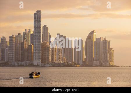 Panama, Panama City, Sonnenaufgang über der modernen Stadt und den Bezirken Punta Paitilla und Punta Pacifica Stockfoto