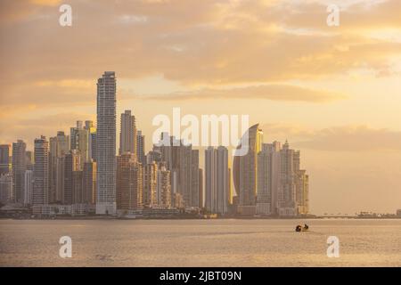 Panama, Panama City, Sonnenaufgang über der modernen Stadt und den Bezirken Punta Paitilla und Punta Pacifica Stockfoto