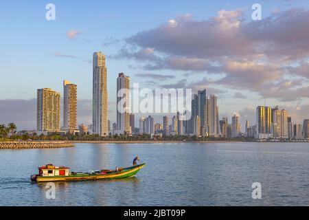 Panama, Panama City, Sonnenaufgang über der modernen Stadt Stockfoto