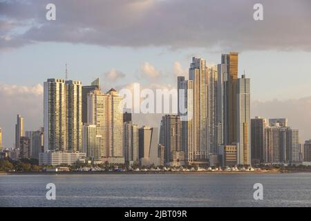 Panama, Panama City, Sonnenaufgang über der modernen Stadt Stockfoto