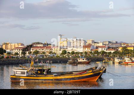 Panama, Panama City, Fischerboote, die in der Bucht von Panama City in der Nähe des Fischmarktes festgemacht sind Stockfoto