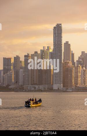 Panama, Panama City, Sonnenaufgang über der modernen Stadt und den Bezirken Punta Paitilla und Punta Pacifica Stockfoto