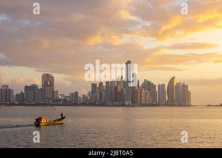 Panama, Panama City, Sonnenaufgang über der modernen Stadt und den Bezirken Punta Paitilla und Punta Pacifica Stockfoto