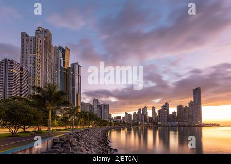 Panama, Panama City, Sonnenaufgang über der modernen Stadt und dem Stadtteil Punta Paitilla Stockfoto