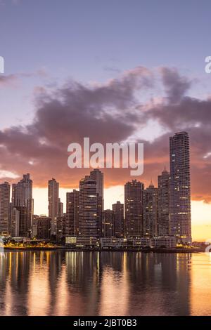 Panama, Panama City, Sonnenaufgang über der modernen Stadt und dem Stadtteil Punta Paitilla Stockfoto