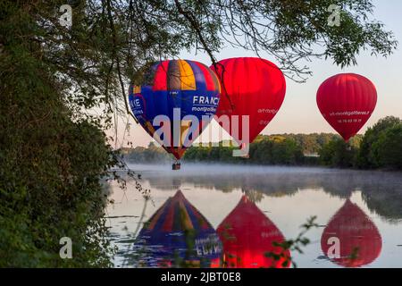 Frankreich, Indre et Loire, Loire-Tal, das von der UNESCO zum Weltkulturerbe erklärt wurde, Civray-de-Touraine, Morgenflug von Heißluftballons, die ihren Korb in den Cher tauchen Stockfoto