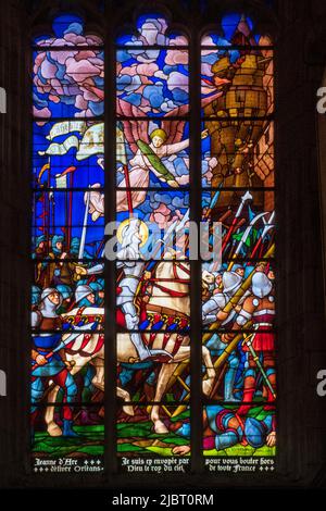 Frankreich, Yonne (89), Auxerre, cathédrale Saint-Etienne, nef, Buntglas mit Darstellung von Jeanne d'Arc, die Orléans liefert Stockfoto